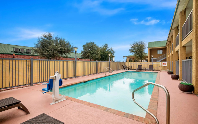 Best Western Cedar Inn