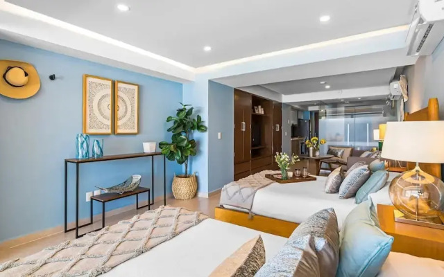 Gorgeous 1BR with Pools & Sea Views