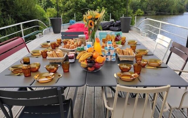 Péniche Carpe Diem La Rivière House