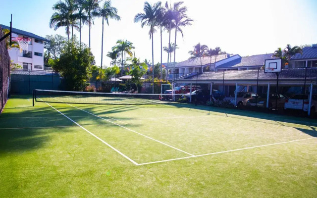 2 Bedroom Renovated Townhouse, Walk to Noosa River