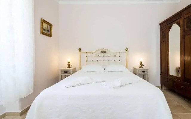 Neoclassical flat with 2 bedrooms in Piraeus