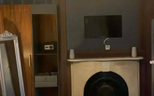 Upstairs Studio - Private kitchenette and Small en-suite