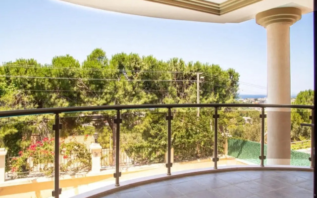 Enchanting Villa With Backyard in Cesme Near Beach