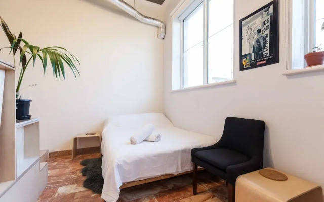 LUCINDA, Carlton Studio Apartment