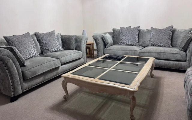 Spacious 4Bd House With Character In Coventry