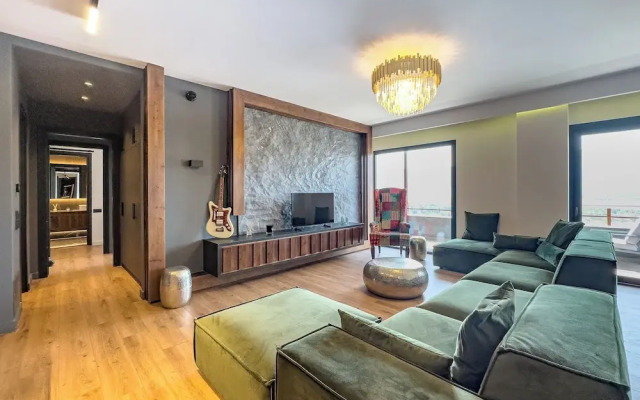 Phaedrus Living Apollo Skyview Penthouse