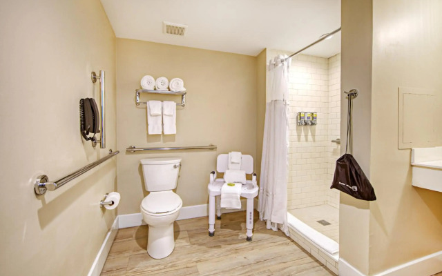 Commander Hotel & Suites