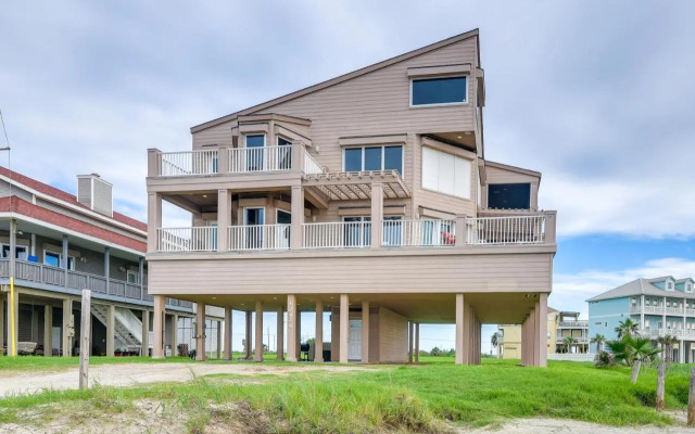 Oceanfront Galveston Beach House: Steps to Sand!