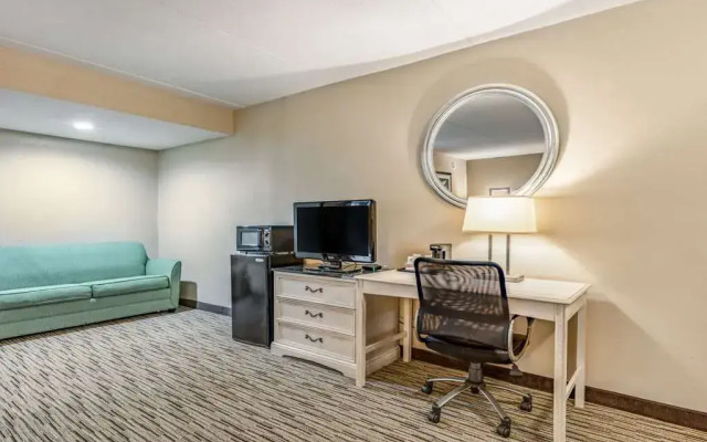 Rodeway Inn & Suites