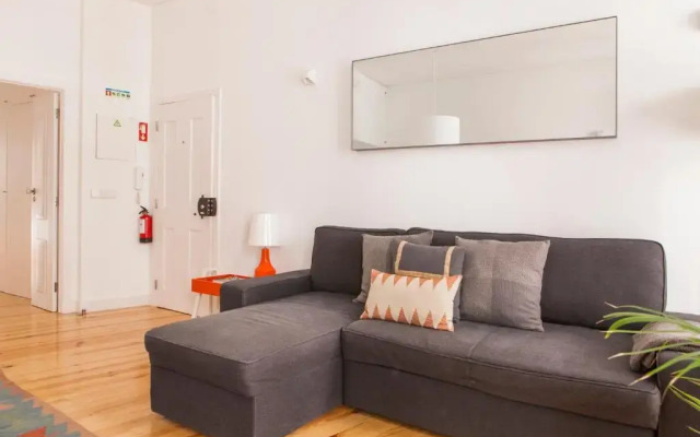 Cozy 1st Floor Flat Central Chiado District With Balconies and AC 19th Century building