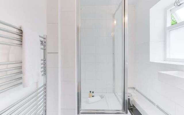 Cosy and Bright 2 Bed apt W/garden in Whitechapel