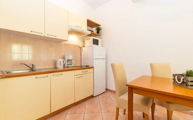 Pool Apartment Suzi 4