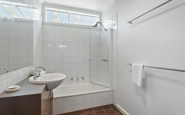 Spacious Coastal 4-bed Steps From the Sand