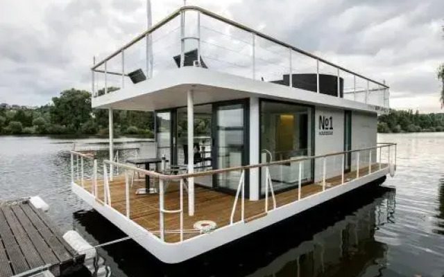VIPliving Houseboat