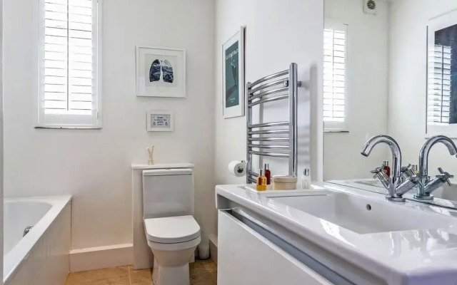 Elegant Shepherds Bush Home by Kensington Olympia