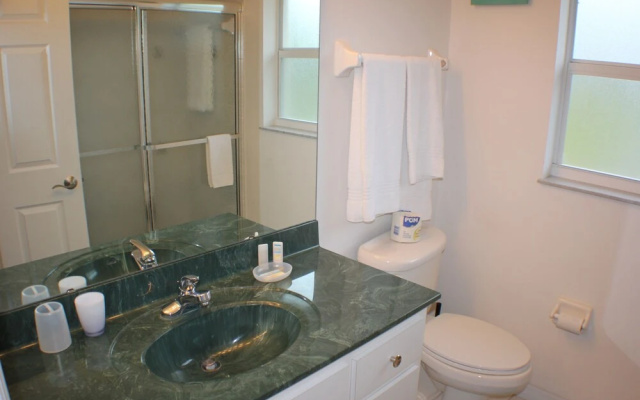 Spacious Modern Pool Home, Family & Golf Trips - 4727 4 Bedroom Home by RedAwning