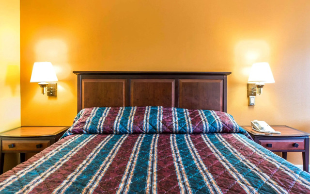 Econo Lodge At Six Flags