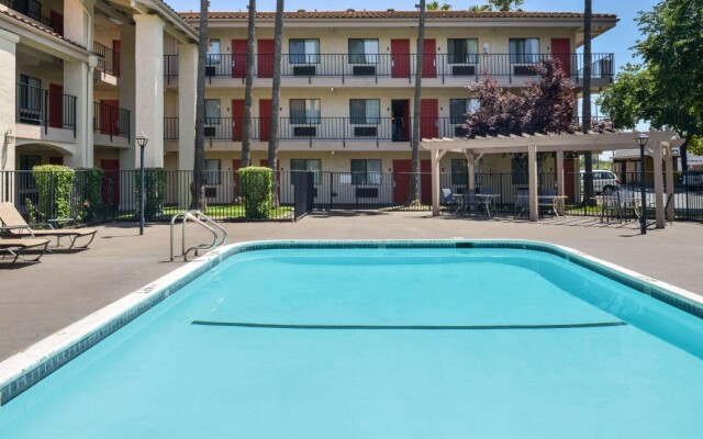 Comfort Inn & Suites Rancho Cordova - Sacramento