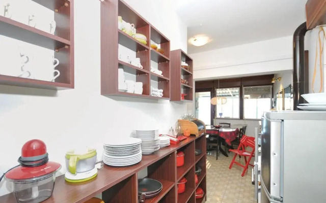 Amazing Home in Seget Donji With Wifi and 5 Bedrooms