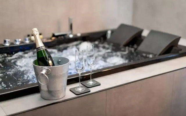 Luxury West End Oasis - Lux Spa Bath - Romantic