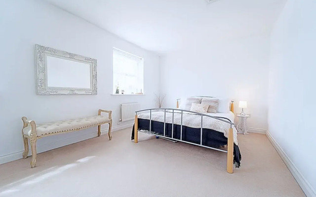 Stunning 4-bed House in Camberley