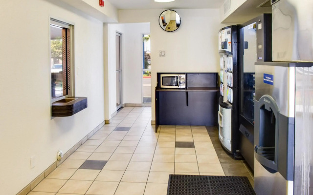 Motel 6 Bakersfield, CA - South