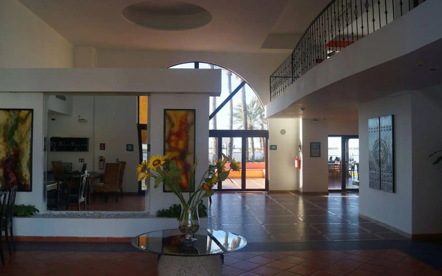 La Posada Hotel & Beach Club