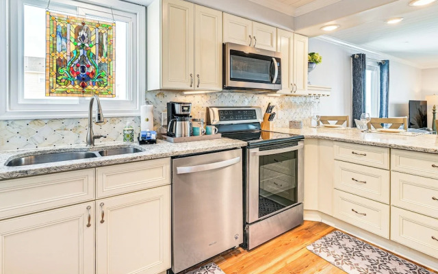 On-the-beach Escape: Oceanfront in Surfside!