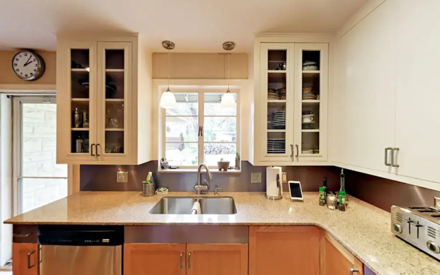 Light-Filled Charmer - 2 Br Home