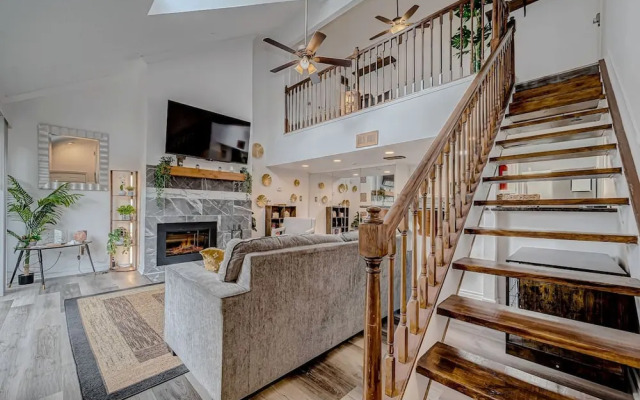 Upscale 1BR Condo in Med Center