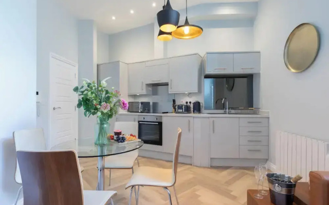 Elliot Oliver - Stylish 2 Bedroom Town Centre Apartment