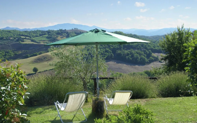 Rustic Apartment in Caprese Michelangelo near Lake