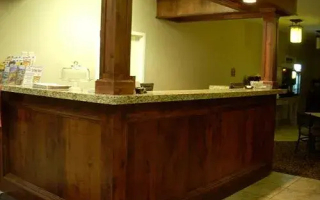 The Landmark Inn & Suites