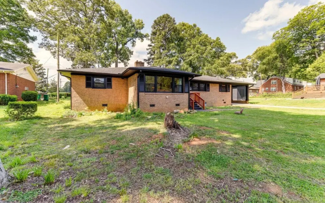 Charming Charlotte Home: 2 Mi to Downtown!