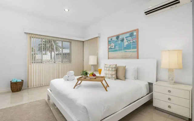 3BR 3BA Pool Downtown Short Walk to Beach