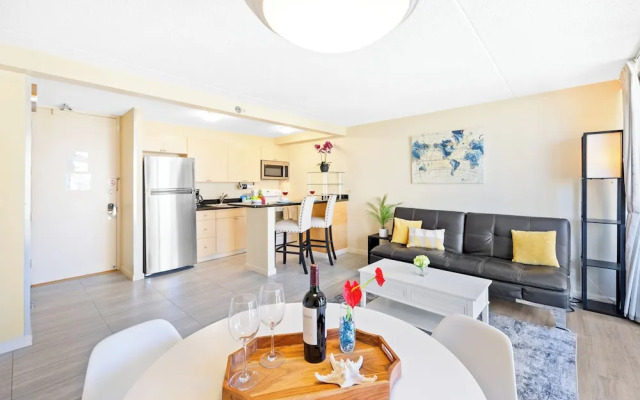 Waikiki Sunset Close to Beach with Parking