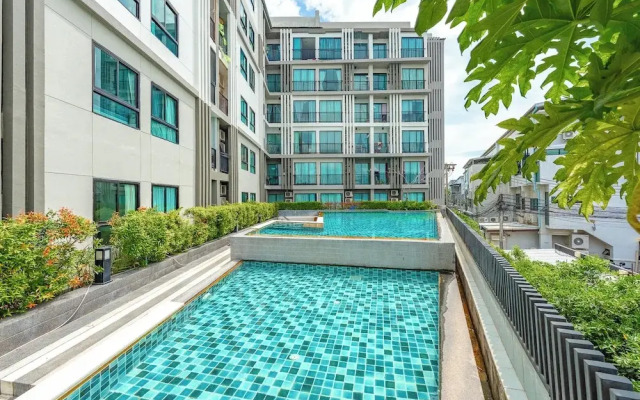 Chic Condo Near Shops & Nightlife C203