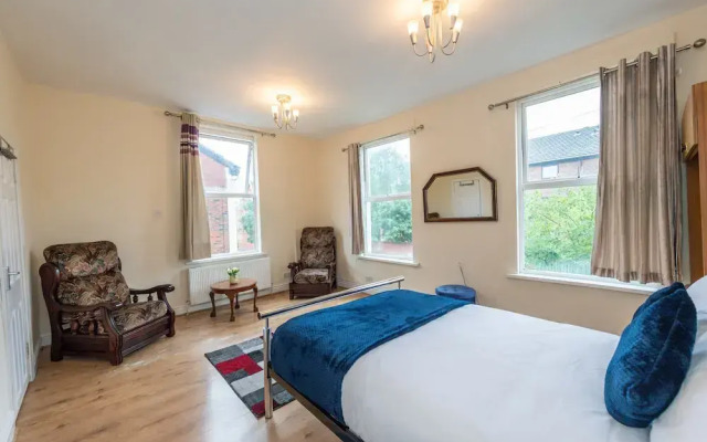 Captivating 5-bed House in Liverpool With Parking