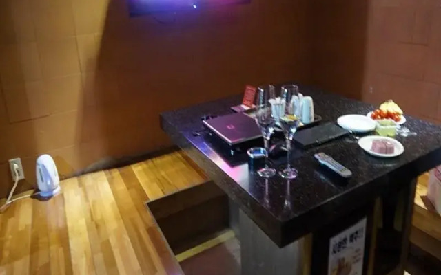 Pi Tourist Hotel