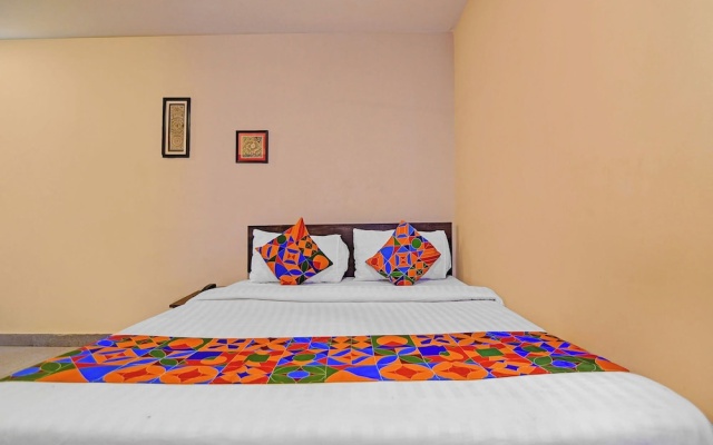 Fabhotel The Crown Aura