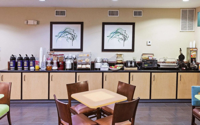 La Quinta Inn & Suites by Wyndham Pasadena