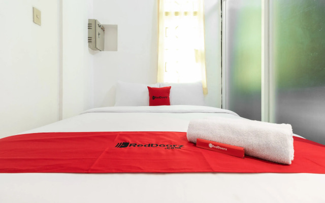 RedDoorz near Sun Plaza Medan 2 - Hostel