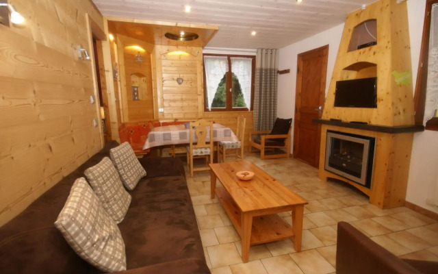 Quaint Chalet in Ventron With Roofed Terrace