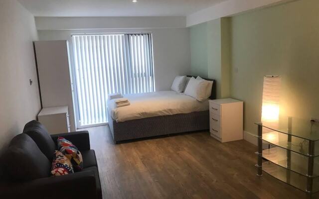 Spacious studio apartment in the heart of Oldham