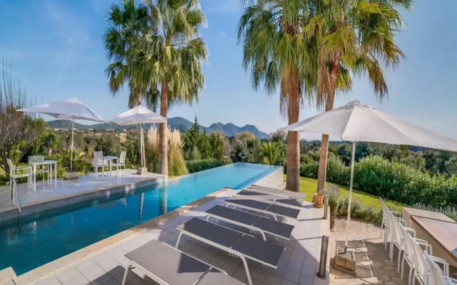 Spacious Villa With Infinity Pool