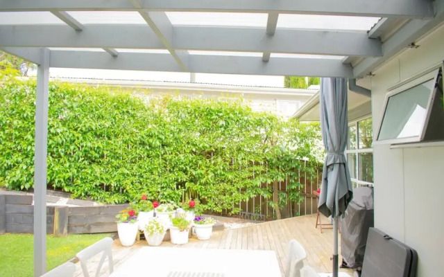 Quaint 2 Bed Family Home in Titirangi