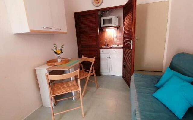 agréable studio avec terrasse à150m de la plage
