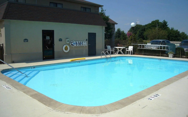 Greenfield Inn & Suites Owensboro, KY Airport