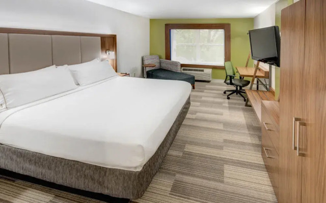 Holiday Inn Express & Suites Woodbridge