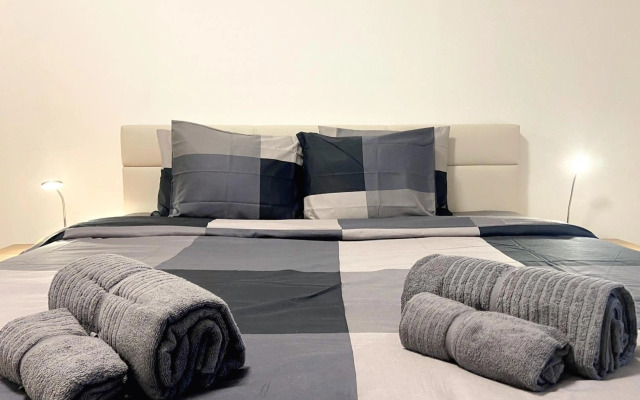 Near Lake Spacious & Furnished Beautiful Apartment